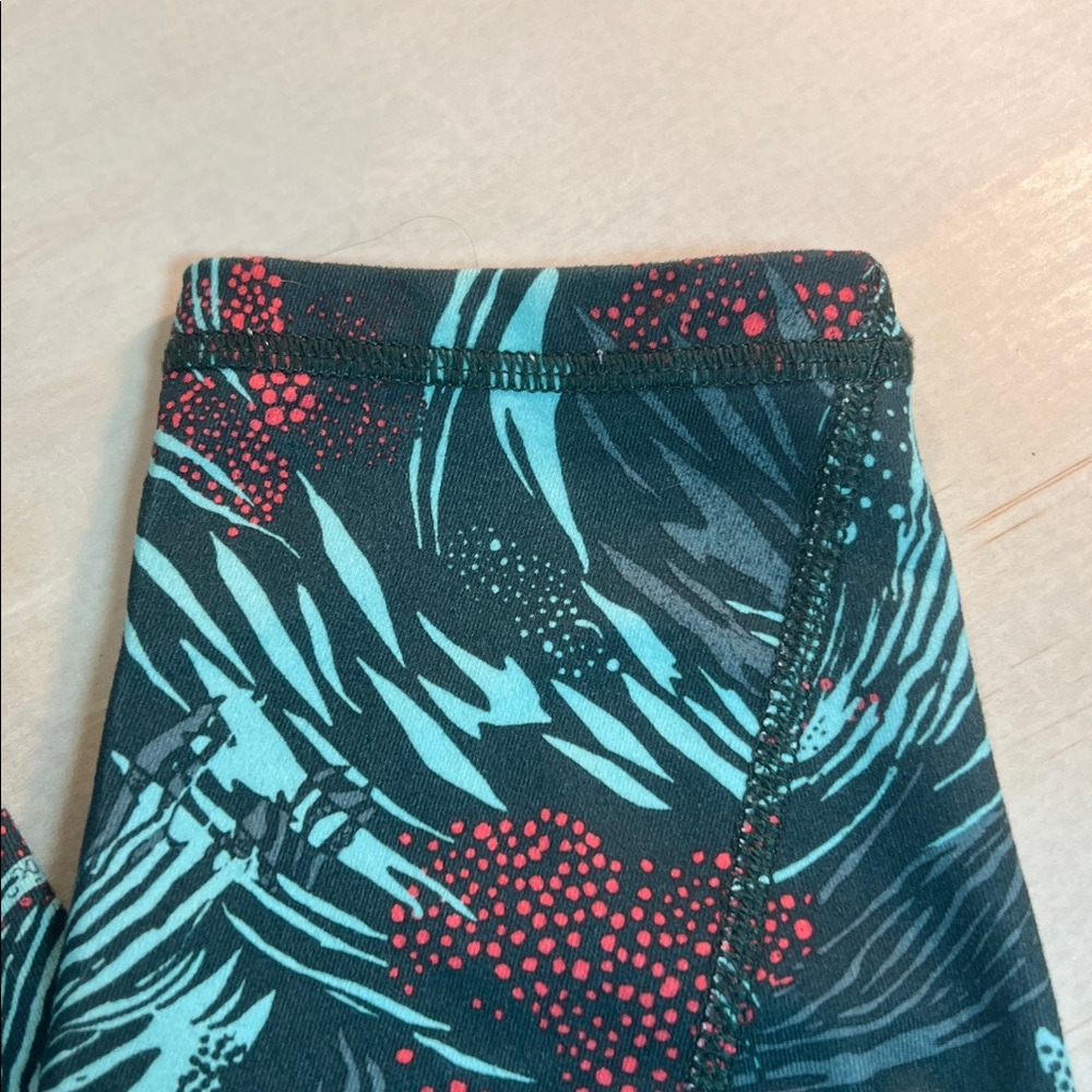 Patagonia Leggings with Red and Green Design Sz M - Picture 8 of 9
